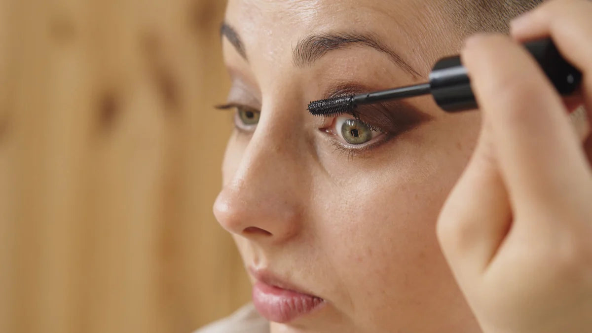 目元の悩みを解消する簡単メイクテクニック