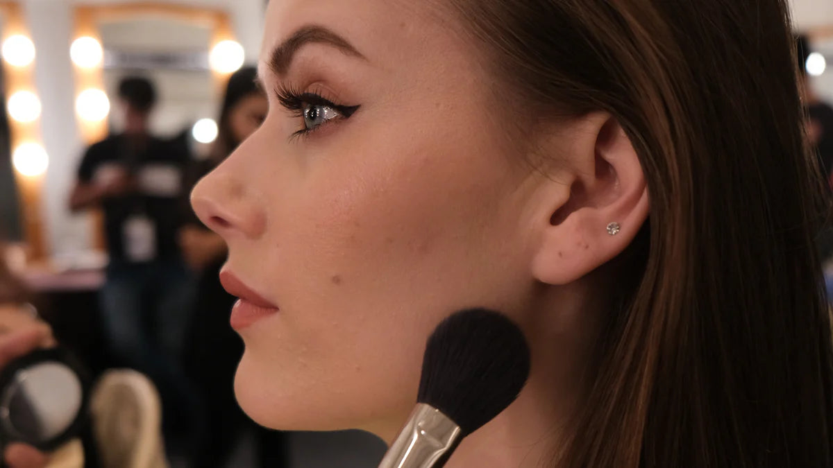 ファンデーションが毛穴に詰まる原因と解決法