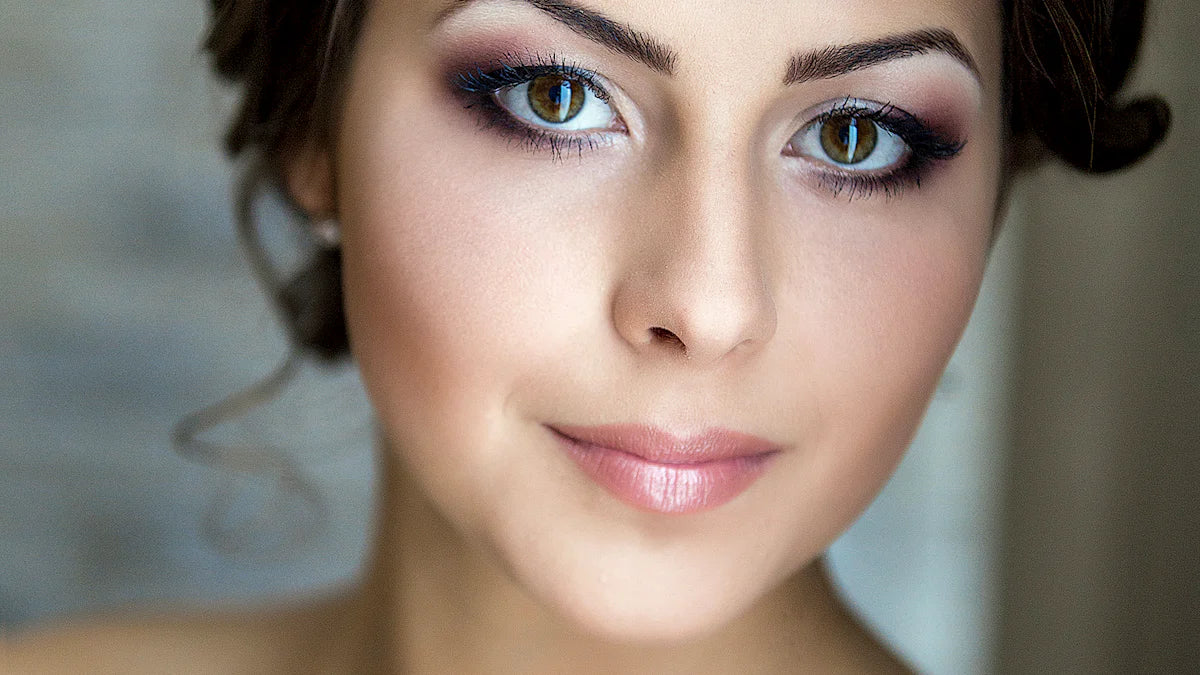 チークとファンデーションで叶える簡単小顔メイク術