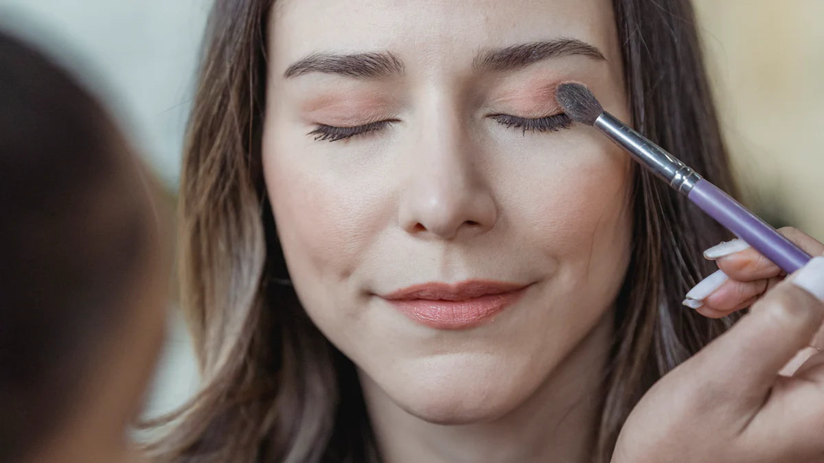 目元印象を高めるハイライトの基本テクニック