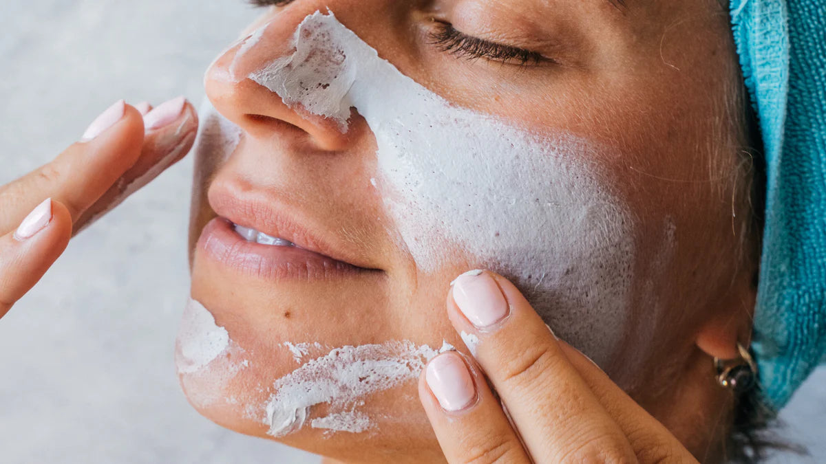 乾燥くすみ肌を解消するためのファンデーション選びと保湿ケアの秘訣