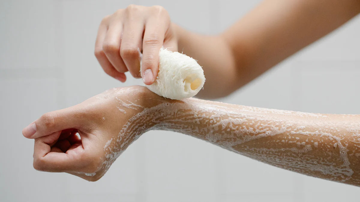 肌の乾燥を防ぐための正しい体の洗い方ガイド